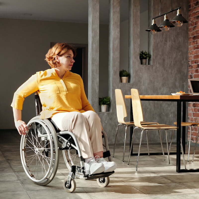 hulpmiddelen vergoeding rolstoel vrouw in geel
