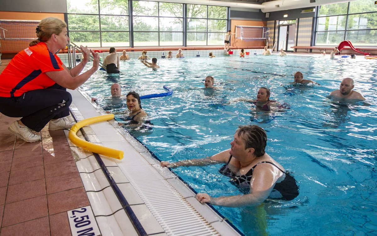 Beweegmakelaar Anita tijdens ZwemFit in het Borgelerbad
