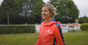 Beweegmakelaar Meriel Hendriks bij het buitenbad Borgelerbad Deventer