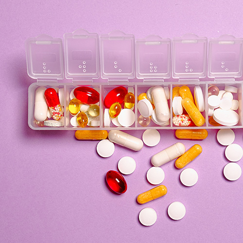 pillendoosje met gekleurde pilletjes