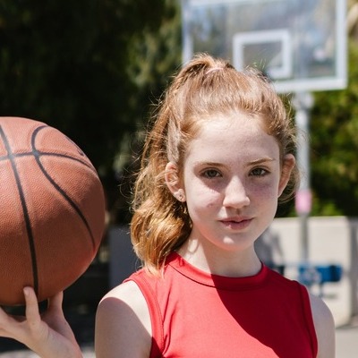 tiener 12 jaar met basketbal