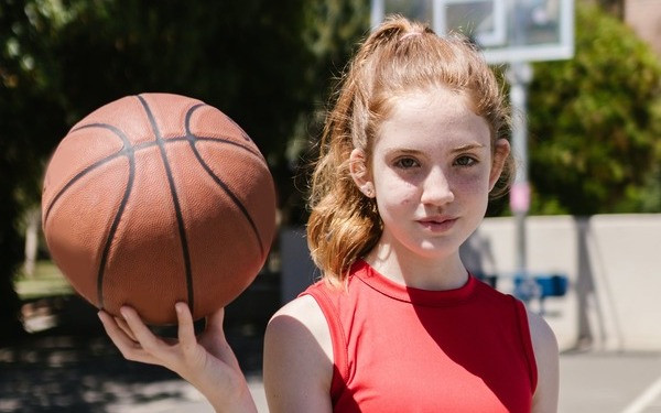 kind van 12 met basketbal