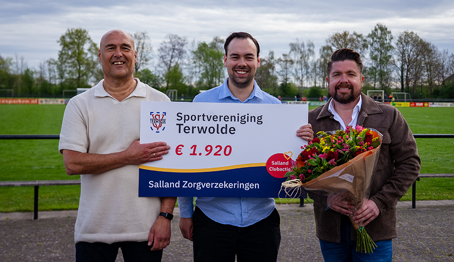 Salland Zorgverzekeringen reikt een cheque uit