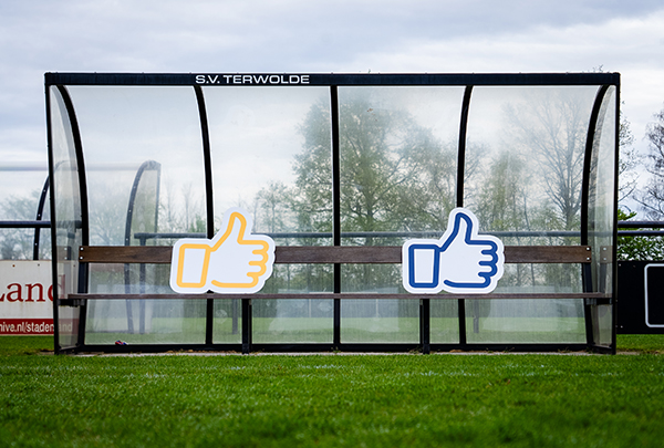 dugout langs een voetbalveld