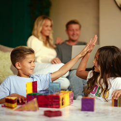 gezin-in-woonkamer-foto-op-cover-jaarverslag-salland-zorgverzekeraar-2025