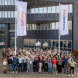 werknemers-salland-zorgverzekeraar-staan-voor-kantoor